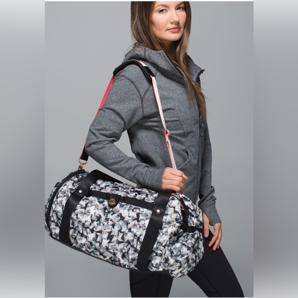 Lululemon High Mileage Duffel
Mystic Jungle Butter Pink Black / Black - Picture 7 of 7